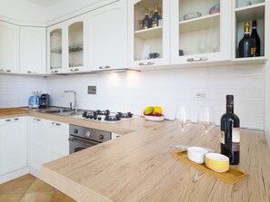 Fridge, oven, dishwasher, coffee/tea maker