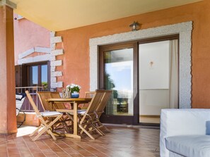 Outdoor dining - Myrsine 7D - design flat, garden facing the bay (Olbia)