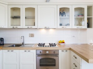 Fridge, oven, dishwasher, coffee/tea maker