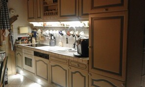 Kjøleskap, ovn, oppvaskmaskin og brødrister