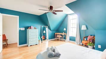 3 bedrooms, desk, iron/ironing board, travel crib