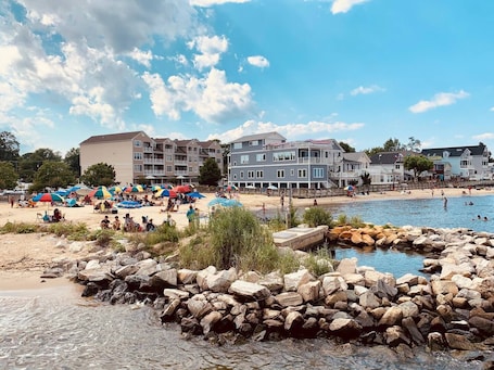 Beach nearby. Walk to Beach! King Bed & Free Beach Passes