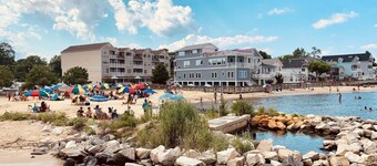 Walk to Beach! King Bed & Free Beach Passes