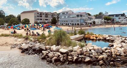 Walk to Beach! King Bed & Free Beach Passes