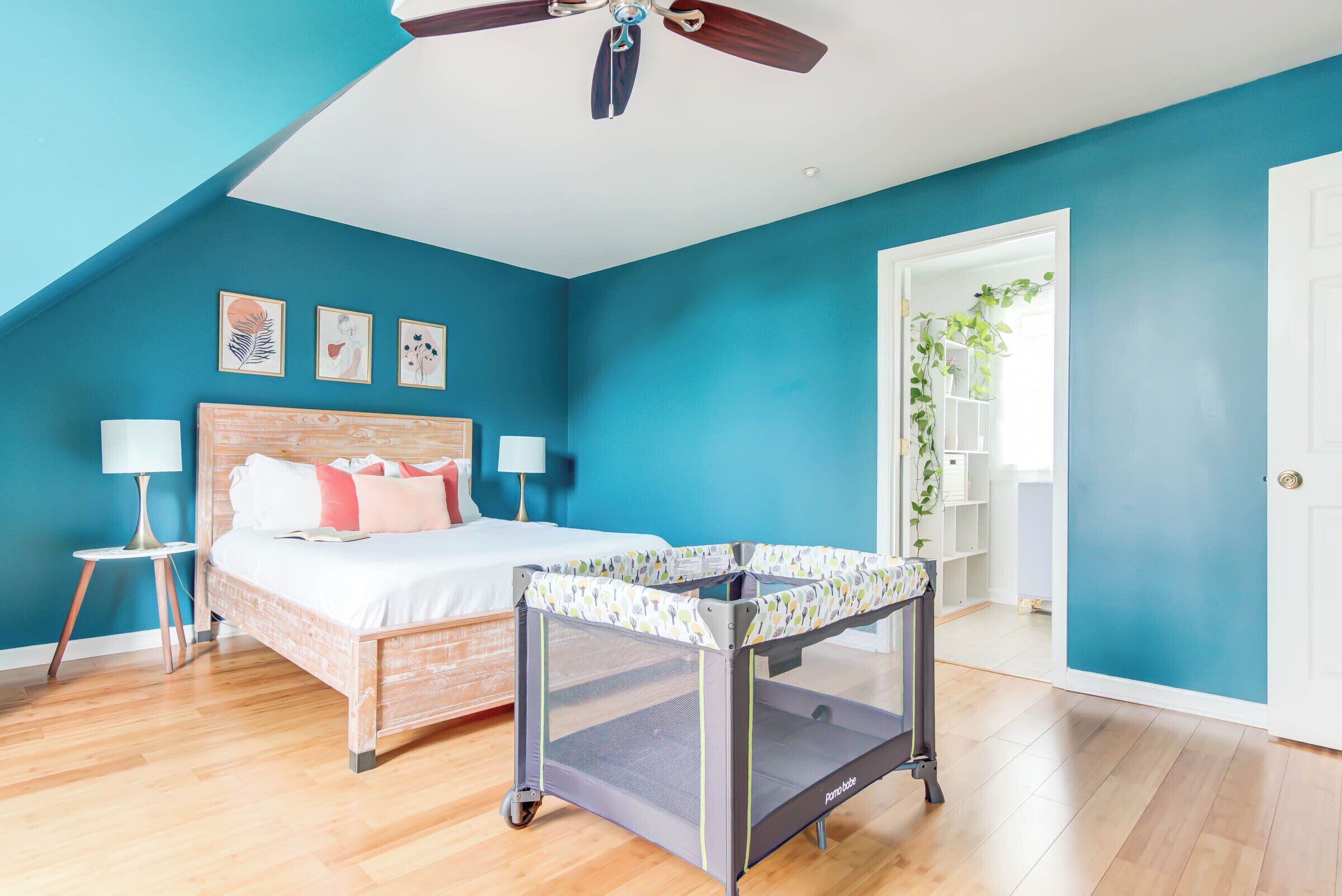 3 makuuhuonetta, työpöytä, silitysrauta/-lauta, vauvan matkasänky