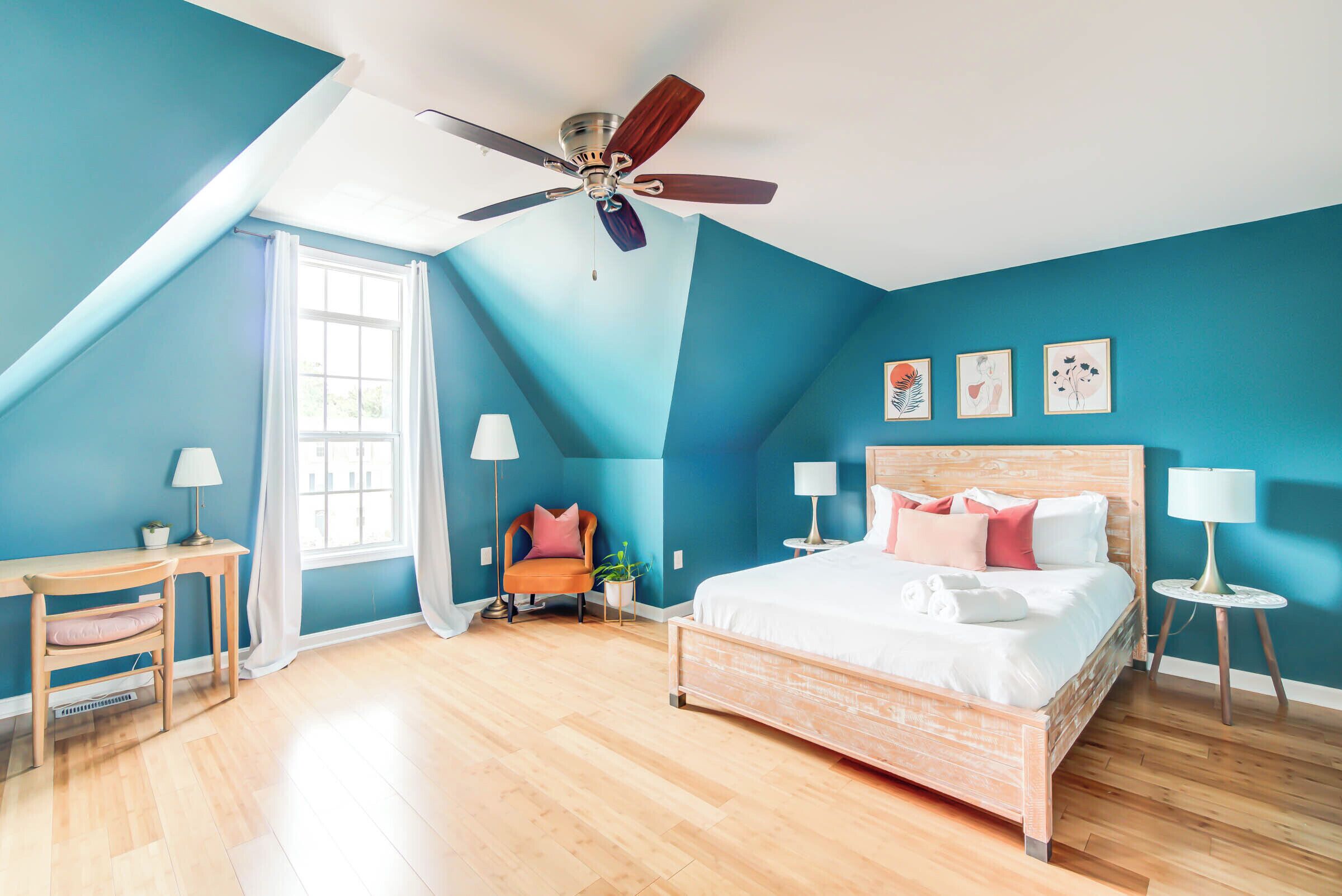 3 chambres, bureau, fer et planche à repasser, lit de bébé portatif