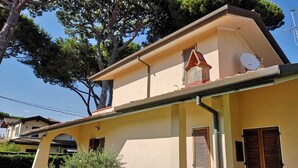 Un bâtiment à deux étages, doté d’un toit plat, d’une antenne parabolique et d’un petit balcon.