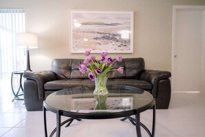 Smart TV, DVD player, books, video library - Paradise Shores #4 | 1 block to beach | 1 gig WiFi (Pompano Beach)