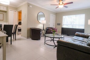 Smart TV, DVD player, books, video library - Paradise Shores #4 | 1 block to beach | 1 gig WiFi (Pompano Beach)