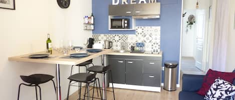 Fridge, microwave, stovetop, coffee/tea maker