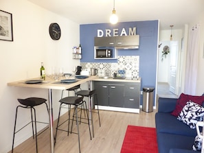 Fridge, microwave, stovetop, coffee/tea maker - T2 L'épicurienne: at the foot of the Cité de la Gastronomie and downtown Dijon (DIJON)