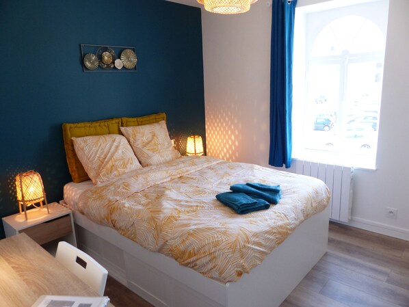 1 bedroom, desk, iron/ironing board, free WiFi - T2 L'épicurienne: at the foot of the Cité de la Gastronomie and downtown Dijon (DIJON)