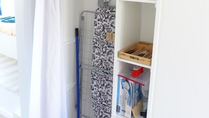 Ein Badezimmer mit Dusche, Toilette und Stauraumschrank.