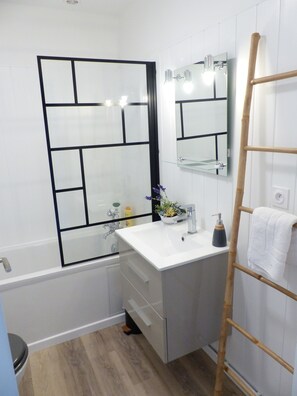 Baignoire, sĂšche-cheveux, serviettes fournies, savon