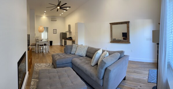 Smart TV, fireplace - Right Side o’ Da Trax (Bay St. Louis)