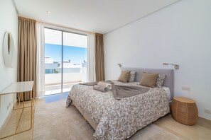 4 bedrooms, desk, iron/ironing board, WiFi