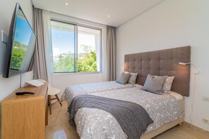 4 bedrooms, desk, iron/ironing board, WiFi - 2020 Built Townhouse With Heated Rooftop Pool (Marbella)