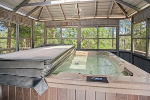 Spa - Big Oso Cabin: Views, Private Hot Tub & Backyard Putting Green (Groveland)