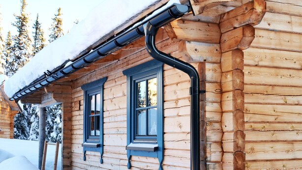 A log cabin with two windows and a snow-covered roof. - Mountain cabin Ull Oviksfjällen, 4 people (Svenstavik)