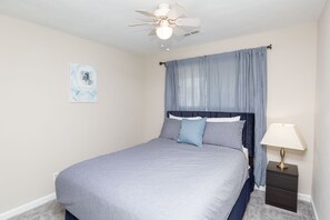 3 bedrooms, iron/ironing board, WiFi, bed sheets - Beach House Walking Distance to Oceaview Beach (Norfolk)