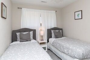 3 bedrooms, iron/ironing board, WiFi, bed sheets - Beach House Walking Distance to Oceaview Beach (Norfolk)