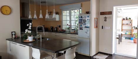 Een koelkast, een magnetron, een oven, een kookplaat