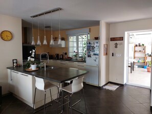 Een koelkast, een microgolfoven, een oven, een kookplaat