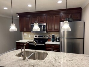 Frigorífico, microondas, horno y placa de cocina