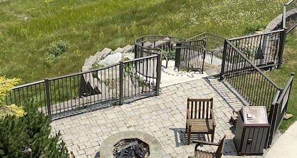 Luxury Ski-in/Ski-out 2 BR, Soaring Eagle 207, Hot tubs, Underground parking