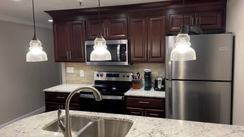 Frigorifero, microonde, forno, piano cottura