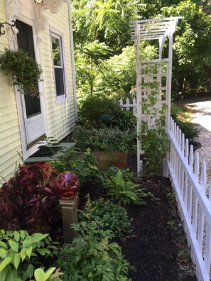 Property grounds - Private garden setting in the heart of Historic downtown Plymouth (Plymouth)