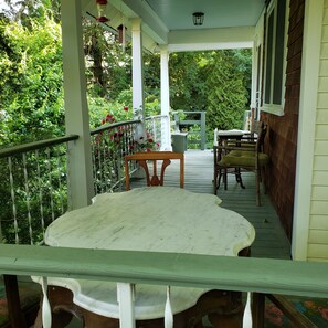Outdoor dining - Private garden setting in the heart of Historic downtown Plymouth (Plymouth)