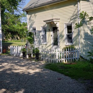 Exterior - Private garden setting in the heart of Historic downtown Plymouth (Plymouth)