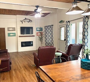 Dining - 3 bedroom waterfront home Large dock and great swim area 4 KAYAKS + PADDLEBOAT (Sunrise Beach)