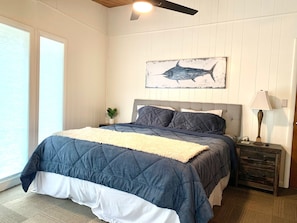 3 bedrooms, WiFi - 3 bedroom waterfront home Large dock and great swim area 4 KAYAKS + PADDLEBOAT (Sunrise Beach)