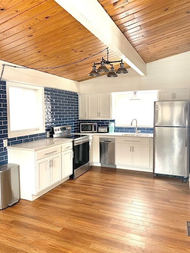 3 bedroom waterfront home Large dock and great swim area 4 KAYAKS + PADDLEBOAT