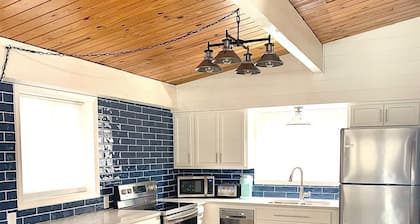 3 bedroom waterfront home Large dock and great swim area 4 KAYAKS + PADDLEBOAT