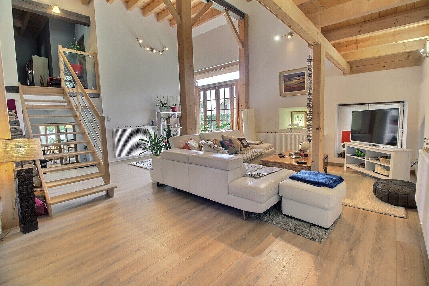 La ferme possède un salon cosy, bien éclairée et bien décorée. 