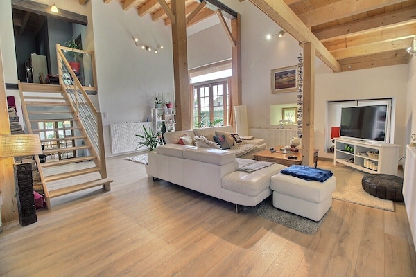 La ferme possède un salon cosy, bien éclairée et bien décorée.