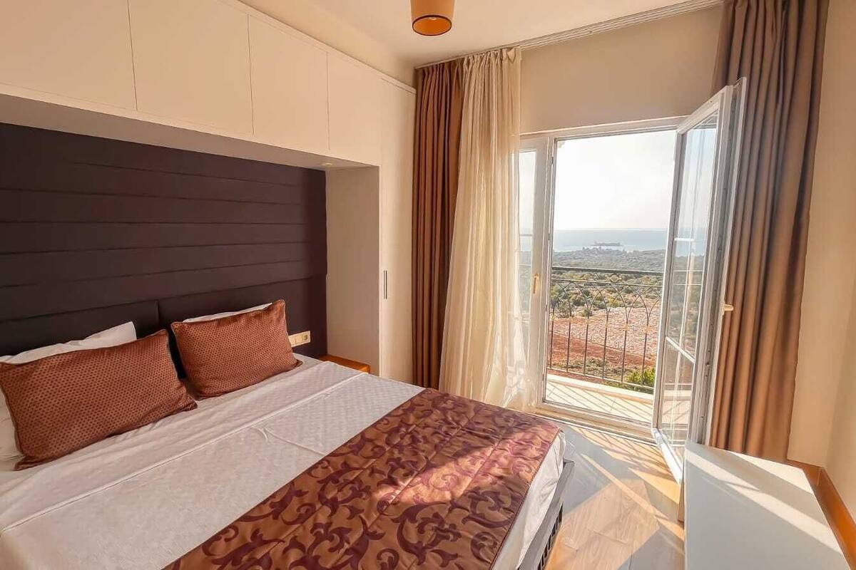 2 bedrooms, Egyptian cotton sheets, premium bedding, in-room safe