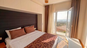 Egyptian cotton sheets, premium bedding, in-room safe, desk