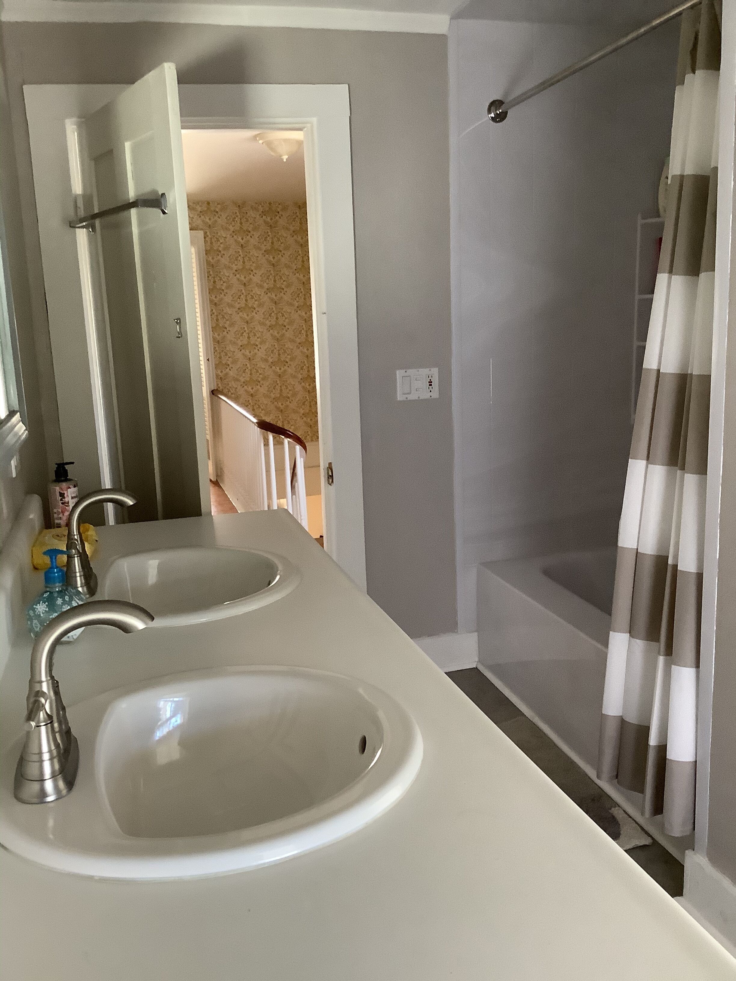 Ensemble douche/baignoire, sèche-cheveux, serviettes fournies