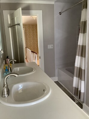 Combined shower/bathtub, hair dryer, towels, toilet paper