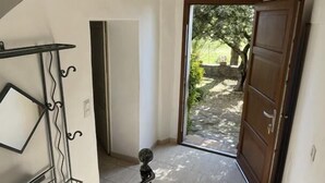 A staircase leading to a wooden door with a view of a garden. - Paul à 12 km de la mer (ROQUEBRUNE SUR ARGENS)
