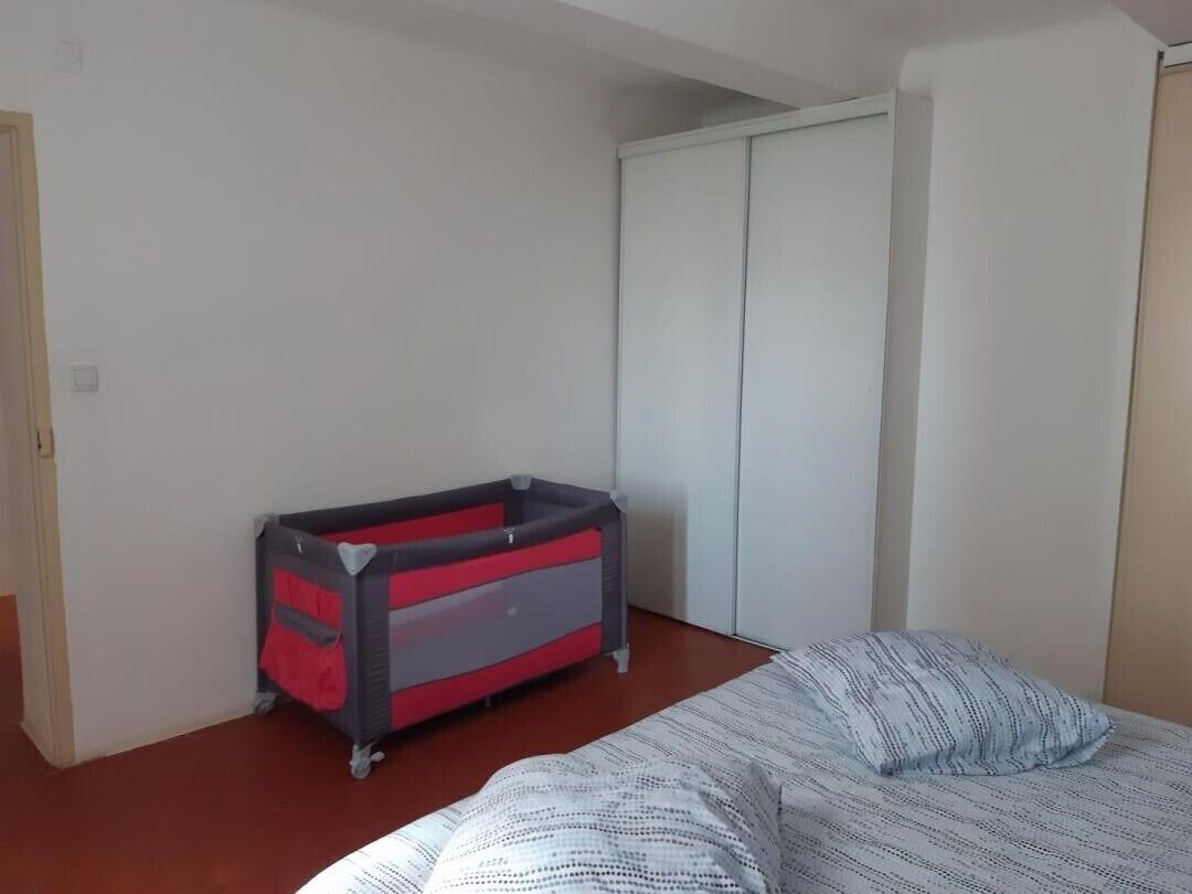 2 dormitorios, tabla de planchar con plancha, Internet