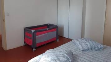 2 dormitorios, tabla de planchar con plancha, Internet