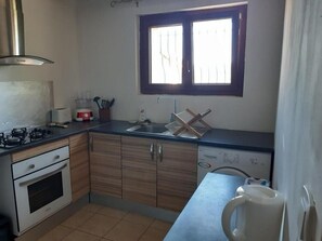 Ovn, kaffetrakter/tekoker, brødrister og høy barnestol