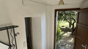 A staircase leading to a garden area with a view of trees and a stone pathway. - Paul à 12 km de la mer (ROQUEBRUNE SUR ARGENS)