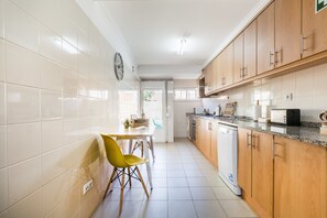 Fridge, microwave, oven, stovetop - Lovely Apartment with Terrace in the Very Heart of Graça (Lisboa)