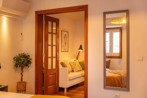 2 bedrooms, iron/ironing board, internet, bed sheets